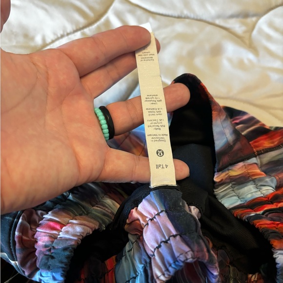 Lululemon shorts 4 tall - Picture 3 of 4